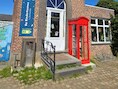 Opvallende Engelse telefooncel wordt boekenruilkast bij vrije basisschool ‘t Scholeke
