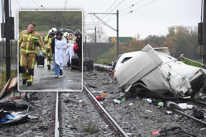 De ravage na het ongeval op de overweg aan de Oude Heirweg in Koolskamp was enorm. Foto inzet: passagiers van de gestrande trein werden geëvacueerd na de botsing.