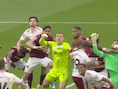 De VAR had 17 (!) replays nodig: Engeland in rep en roer over afgekeurde goal die Arsenal kampioen kan maken