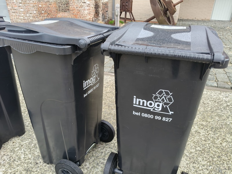 “Geen stickers aan restafvalcontainers als er geen saldo op de rekening staat”: burgemeester reageert formeel na post van oppositiepartij