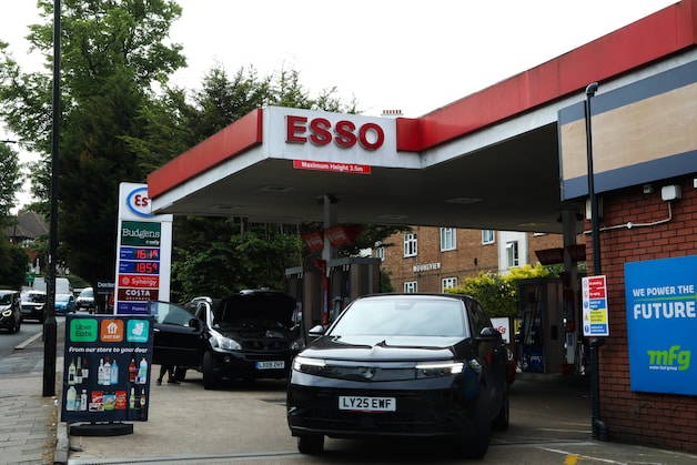 Illustratiebeeld of brandstofprijzen at a petrol station in London. The fuel prices are volatile, but the prices in the VS and Iran are extremely volatile.
