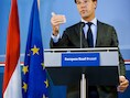 Rutte voelt de hete adem van de SP in de nek.