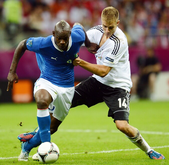 Holger Badstuber in duel met Mario Balotelli.