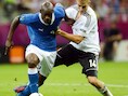 Holger Badstuber in duel met Mario Balotelli.