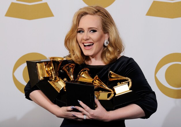 De echte Adele met haar 'Grammy'-Awards.
