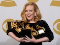 De echte Adele met haar 'Grammy'-Awards.