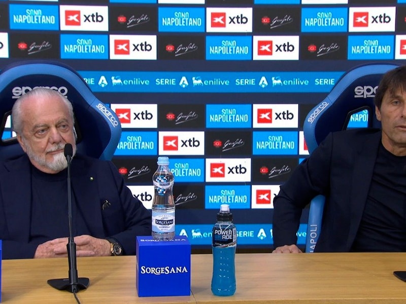 KIJK. “Als je je vastklampt aan dit soort excuses...”: vertrekkende Napoli-coach Conte gaat op laatste persconferentie stevig in de clinch met eigen voorzitter