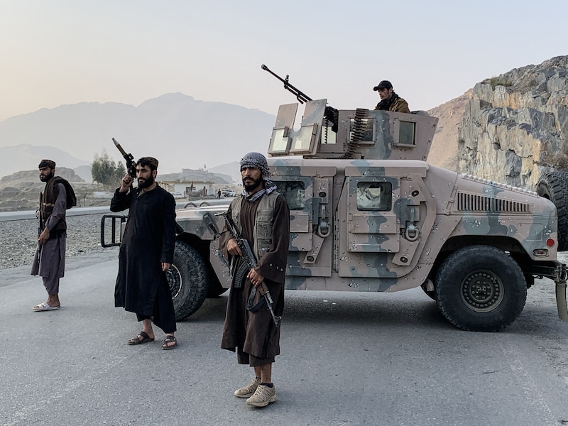 Talibansoldaten bij de Afghaanse grens met Pakistan.