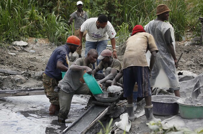 Artisanale goudzoekers in Mogbwalu, in het Ituri district.