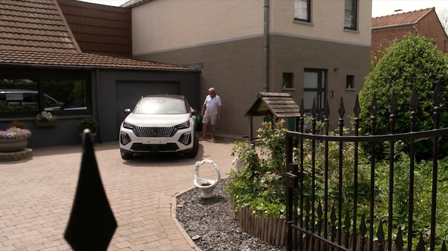 Karel has a car that doesn't reveal the oprit yet.