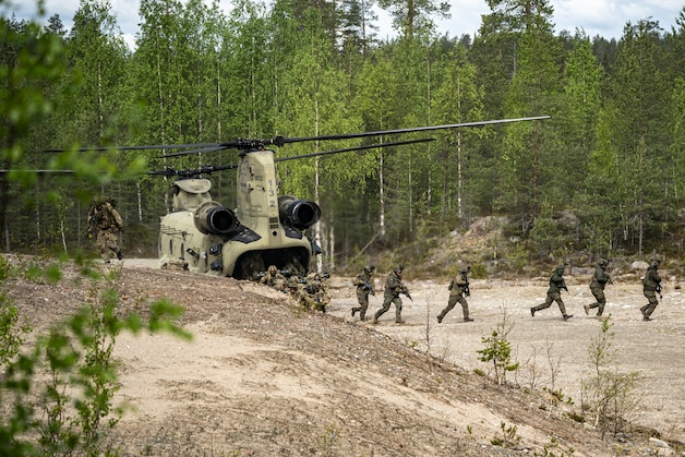 British tropics have been transported to the American Chinook in the NAVO-opening Northern Star in Finland. Zo'n 4,000 military train the seeds with bond notes, with inzet van drones and the new ATAK technology. 27 May