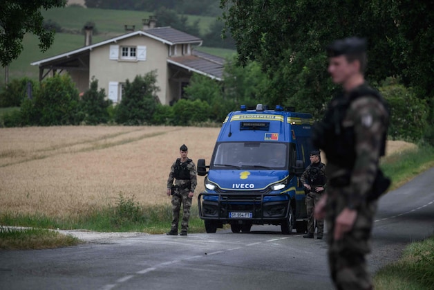 Gendarmes vlak bij de plaats waar een lichaam werd aangetroffen.