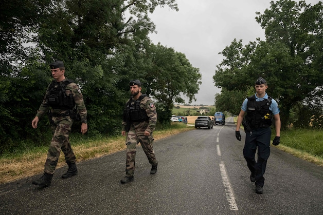 Franse gendarmes nabij de plek waar het lichaam is gevonden. 