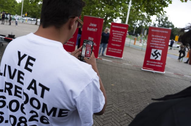 Op een other banners stond: 'De artiest die je gaat bekijken, heeft eerder verklaard: 'I like Hitler'. We want to bet that way.'