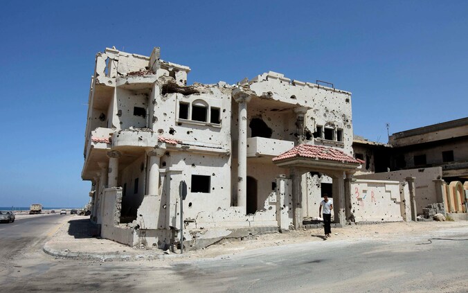 Archiefbeeld van een kapotgeschoten stadsdeel in Sirte.