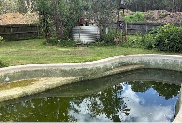 The swimming pool has become accessible. On the back ground you can see the three meters high wall.