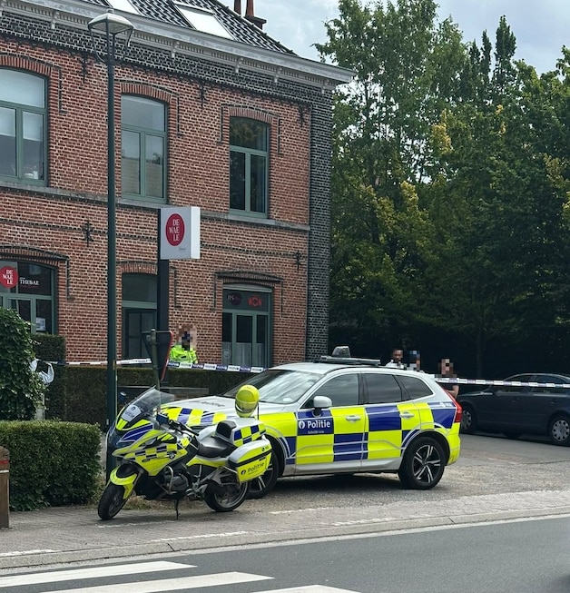 Politie en parket onderzoeken een verdacht overlijden in Sint-Martens-Latem. In het pand zitten immokantoor De Waele en ook enkele woningen.