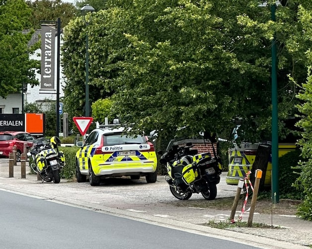 De politie in de Lodewijk Maenhoutstraat  in Sint-Martens-Latem.