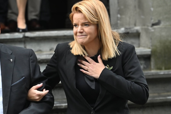Staande ovatie nadat Celien emotioneel afscheid neemt en vertelt over  laatste momenten van haar mama: “Rustig, doordacht en helemaal op z'n  Hermans” | Showbizz | HLN.be