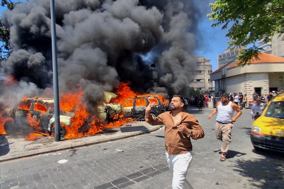 Mensen vluchten weg na een Israëlische aanval in de stad Sidon, in Libanon