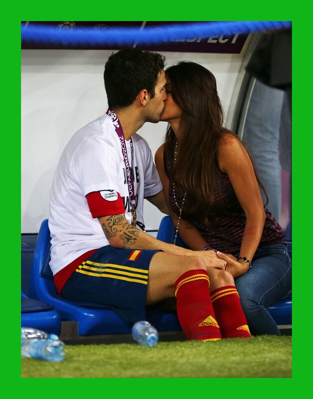 Cesc Fabregas kust zijn vriendin Daniella op de bank na een overwinning op het EK voetbal.