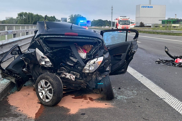 De zwarte Opel raakte zwaar beschadigd bij het ongeval op de E403 in Izegem. De inzittenden, twee volwassenen en twee kinderen, werden naar het ziekenhuis gebracht.