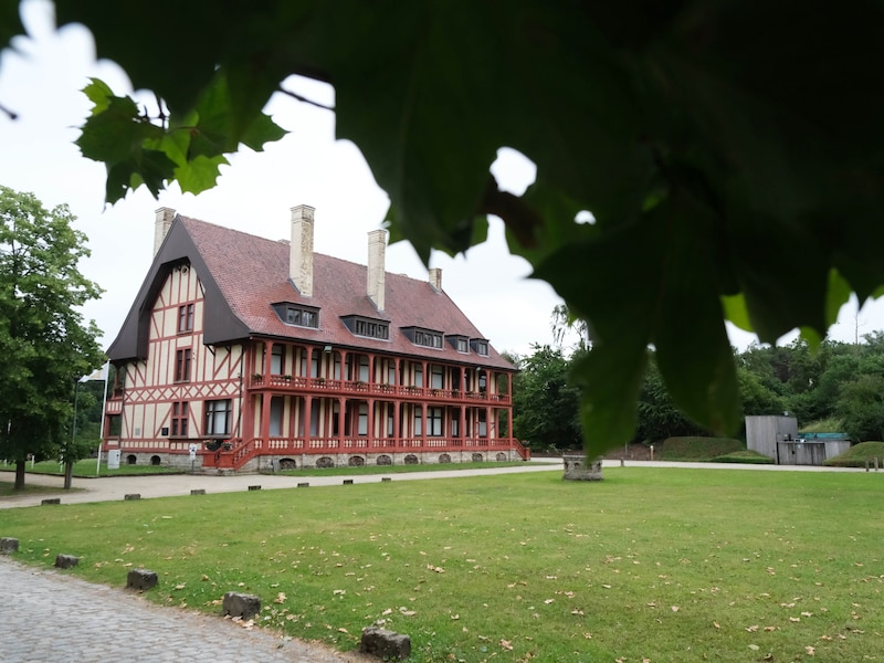 Tekenaar Simon Bruneel geeft kinderen workshop frottage in Zonnebeke
