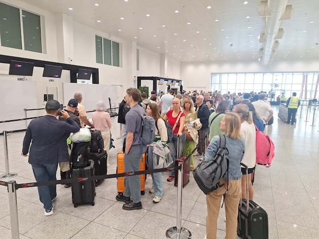 In the early morning there were long queues at the check-in counters due to a spontaneous strike at Aviapartner.