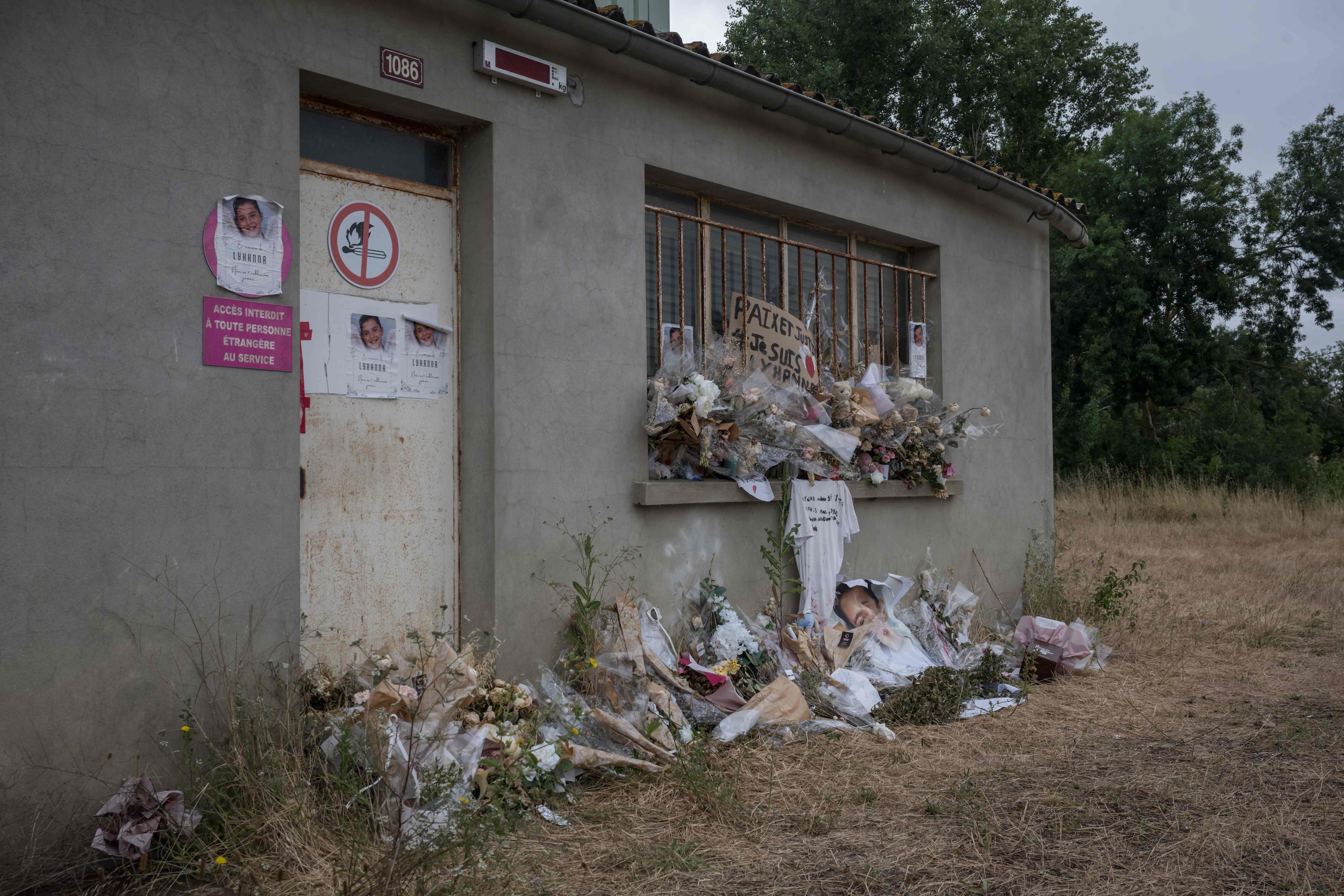 in-beeld-bloemen-en-eerbetuigingen-achtergelaten-bij-een-landbouwsilo-in-puycasquier-in-het-zuidwesten-van-frankrijk-waar-het-lichaam-van-lyhanna-werd-gevonden