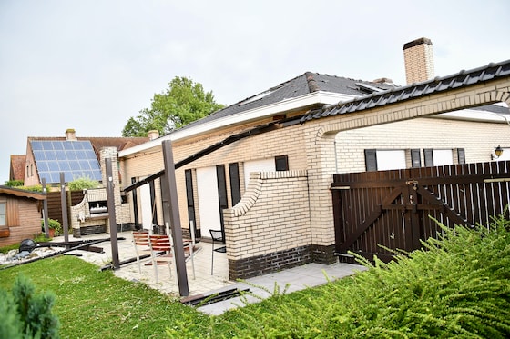 A veranda was blown away on the corner of Stationsstraat and De Klijte, in Moen (Zwevegem). The debris ended up everywhere.