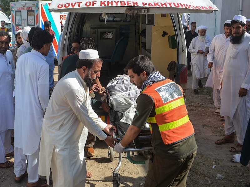 Vrijwilligers brengen het lichaam van een slachtoffer naar een ziekenhuis in Bannu, Pakistan.