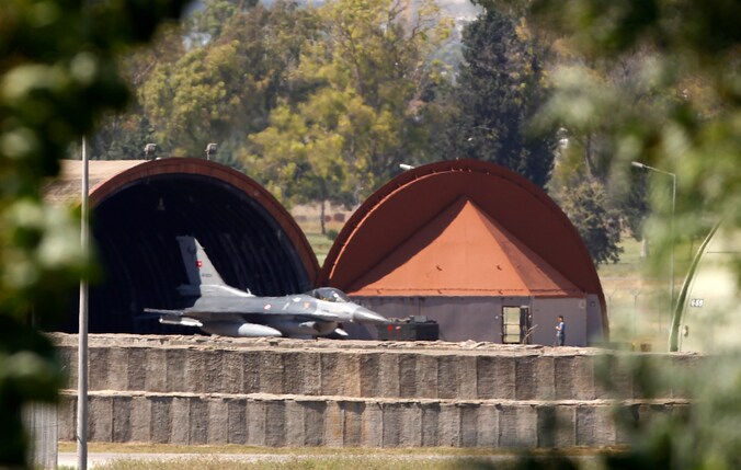 Een Turkse F-16 op de militaire basis van Adana, waar een Syrische gevechtspiloot zijn toestel aan de grond zou gezet hebben.