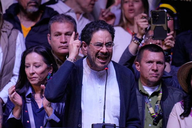 The left-wing candidate Ivan Cepeda took part in the neighborhood night in Bogotá. (06/21/26)