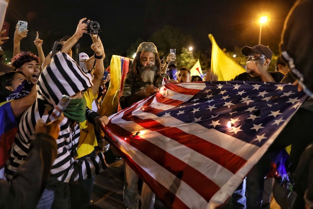 The trailers of the Cepeda were on fire in the city of Cali and the American flag. (06/21/26)