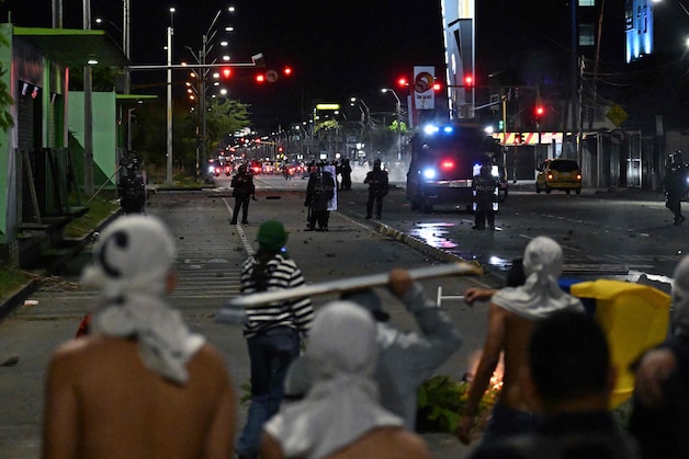 Relschhoppers zoeken de confrontatie met de politie in Cali. (06/21/26)