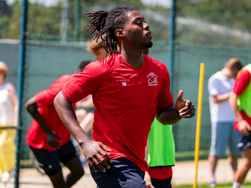 Akpa-Chukwu kijkt in Crocky Cup ex-ploegmaats in de ogen: “Ik kreeg na de loting al een berichtje van de sportief directeur”