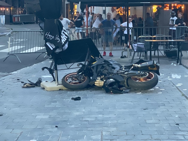 Gebroken tafels en kapotte stoelen blijven over na de klap.