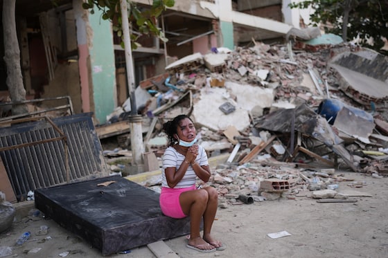 Een vrouw huilt tussen het puin in La Guaira, Venezuela. (27/06/26)