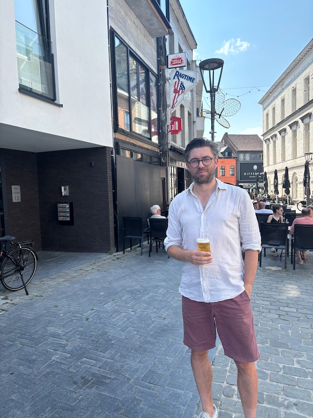 Het Ninove van café-uitbater Misja De Ridder (42): “Die straat is onze ...