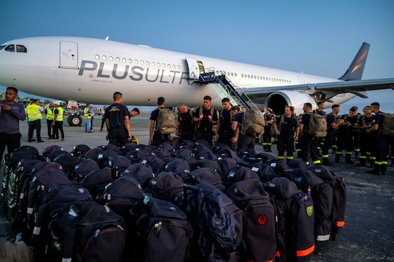 Ook Franse reddingswerkers zijn geland op de luchthaven van Caracas. (27/06/26) 