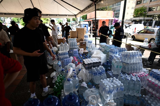 Vrijwilligers delen water uit op een donatiepunt in Caracas. (25/06/26) 