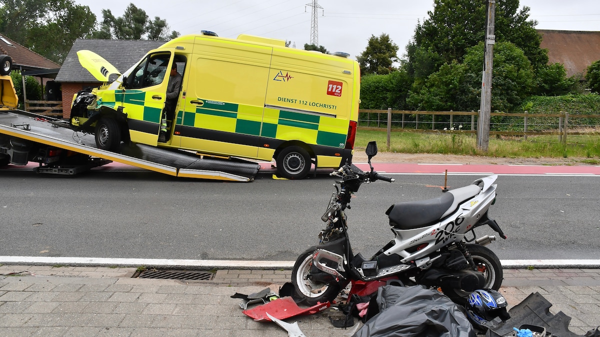 Vrouw (24) op scooter sterft na botsing met ziekenwagen in Avelgem | Regio  | HLN.be