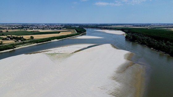 Un bac à sable sur le Pô à Pontelagoscuro, en Vénétie. (25/06/26)