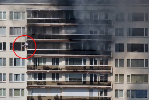 Beelden tonen hoe buurman erin slaagt iemand vanaf het balkon in veiligheid  te brengen | Nieuws | HLN.be