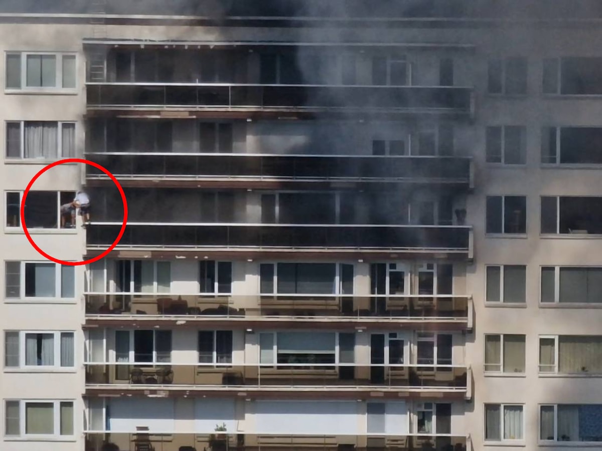 Beelden tonen hoe buurman erin slaagt iemand vanaf het balkon in veiligheid  te brengen | Nieuws | HLN.be