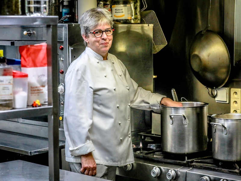 Hannelore staat al 40 jaar achter het fornuis in familiehotel Soll Cress: “De coquilles serveren we nog steeds in een schelp”