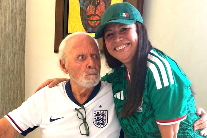 Anthony Hopkins (88) amper herkenbaar op opvallende WK-foto, maar vooral  zijn voetbalshirt lokt reactie uit | Showbizz | HLN.be