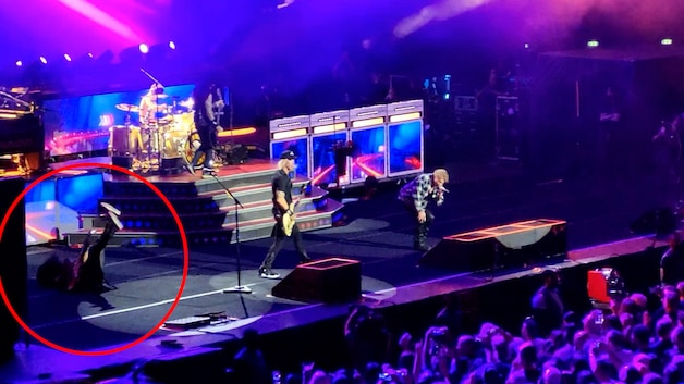 KIJK. Gitarist Slash valt, maakt koprol en speelt verder tijdens show Guns N'  Roses | Showbizz | HLN.be