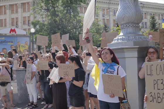 Ook donderdag protesteerden enkele honderden mensen in Charkiv. (16/07/26)