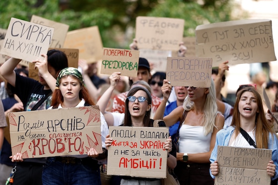 Deelnemers protesteren tegen Zelensky's belissing om de minister van Defensie te ontslaan.